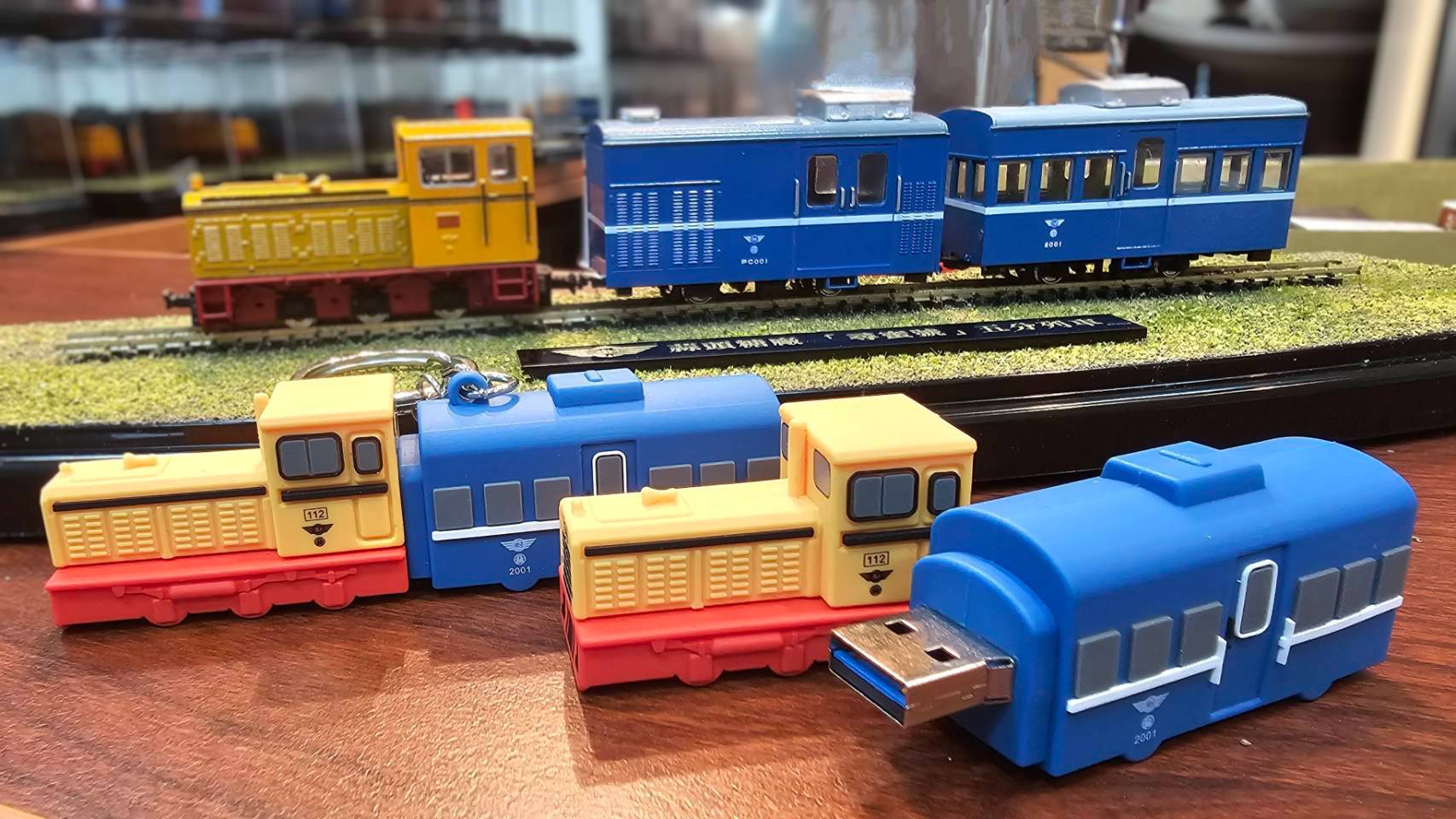台糖蒜頭蔗埕文化園區現正展售為紀念通車而發行的文創商品，包含尋蜜號造型隨身碟、一卡通及列車模型。
