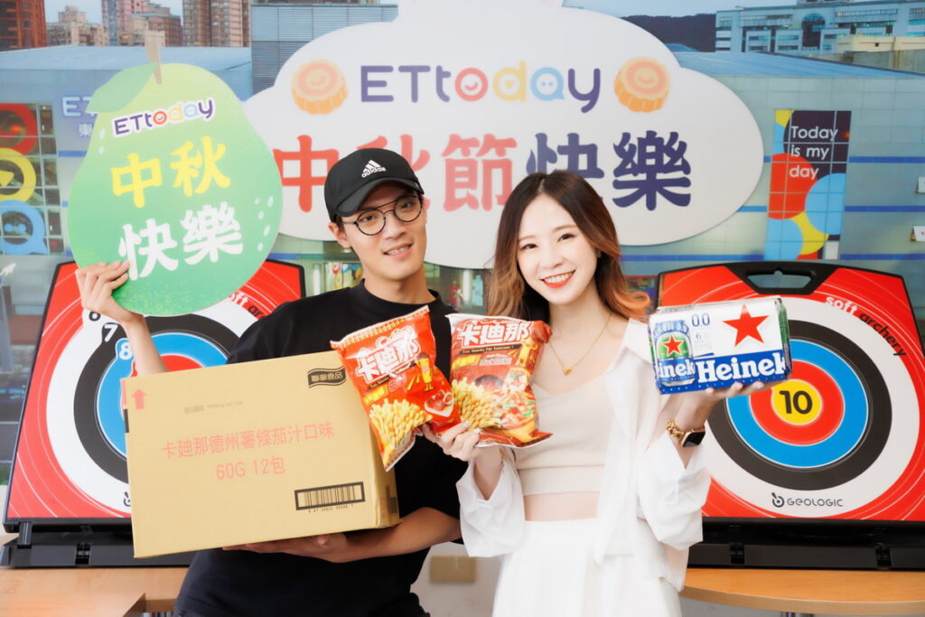▲ETtoday補班日下午特別舉辦中秋狂歡活動,讓員工大口吃烤肉配飲料及海尼根、爽嗑卡迪那德州薯條解嘴饞。(圖/東森集團提供)