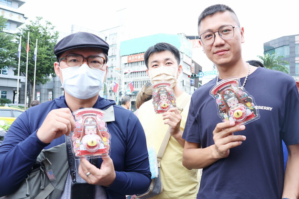 領取安撫奶嘴人潮(左一為1號黃先生)