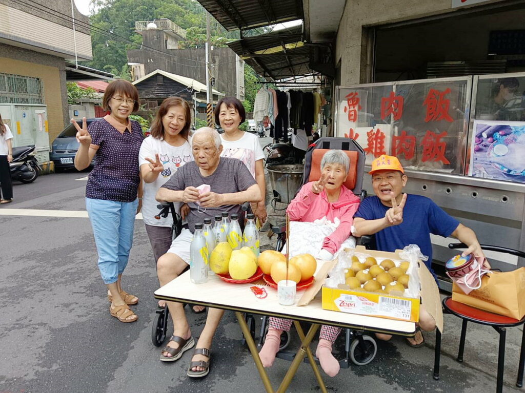 沿途民眾設香案虔心祝禱