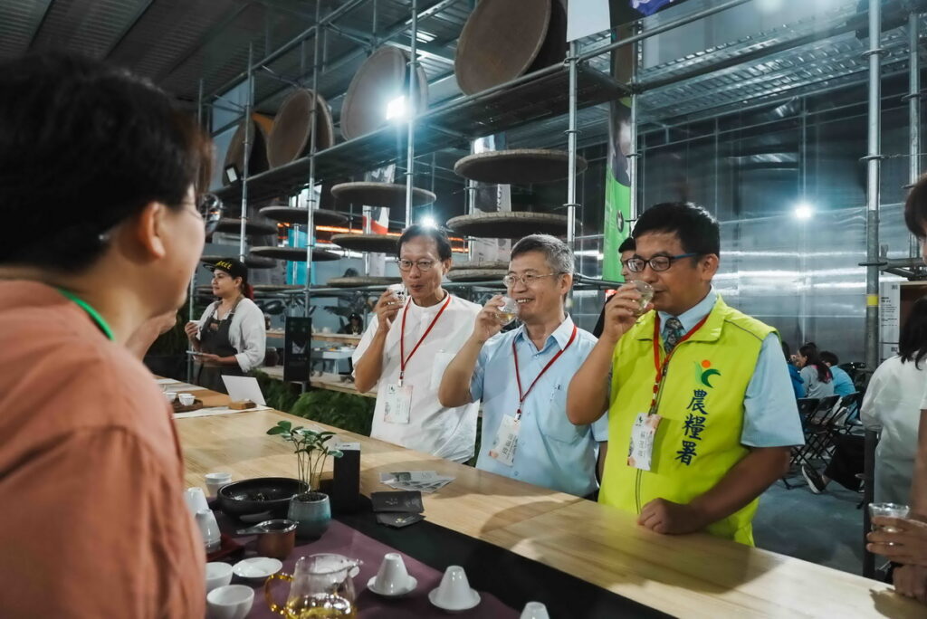 (左起)慈心基金會執行長蘇慕容、農業部農糧署副署長蘇茂祥、南投縣農業處副處長曾銀