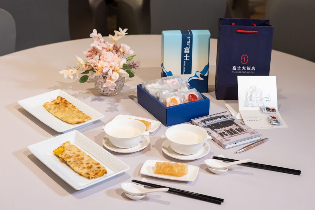 富士禮卡附上龍山寺文昌符,祝福表演順利,心想事成。
