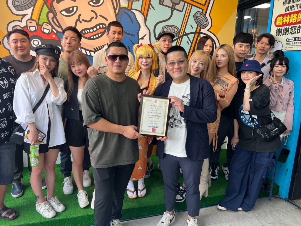 草爺與投資人淵哥,捐款十萬元,提供紅心字會弱勢家庭兒童營養餐費