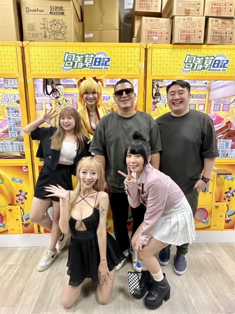 網紅嵐芯語,火辣裝扮現身草爺親子樂園開幕。