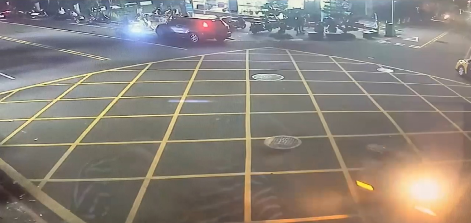 ▲圖說:姚男酒後逆向駕駛辯稱腳「嚕」車,員警秀出逆向騎車影像 (圖/台中市政府提供)