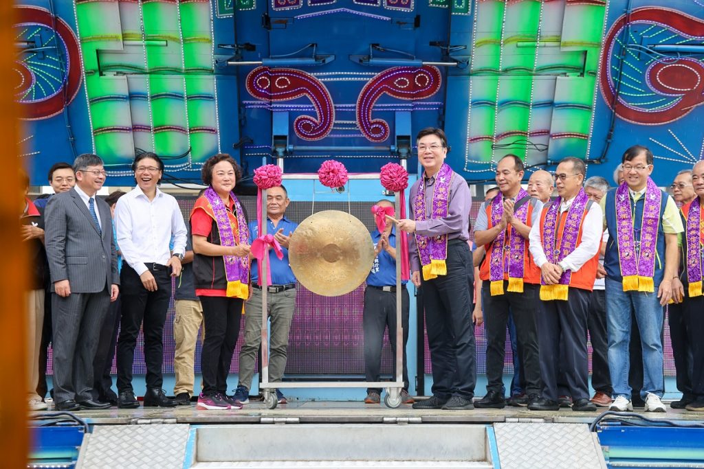2023顯應祖師文化祭,劉和然副市長與賀聖宮王美雲宮主共同敲響愛心鑼。(圖/新北市政府提供)