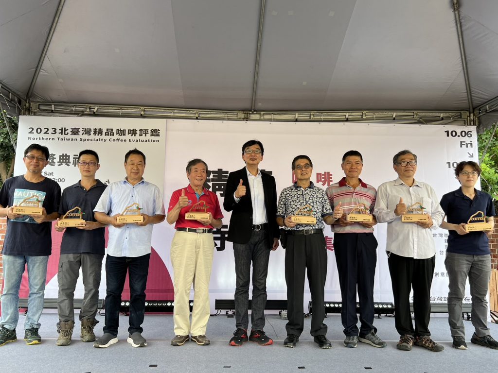 112年「北臺灣精品咖啡評鑑」結果出爐,北臺6縣市包含臺北市、新北市、桃園市、新竹縣、苗栗縣及宜蘭縣22位咖啡農友共提交28件賽豆,今7日於精萃時光咖啡農創市集舉辦頒獎典禮。(圖/新北市政府提供)