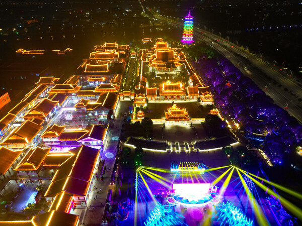 Photo shows the scene of the Mid-Autumn Festival lantern show in Kunshan Huiju Square Light Area. (Provided by Kunshan Converged Media Center/Yuan Xinyu) Photo shows the scene of the Mid-Autumn Festival lantern show in Kunshan Huiju Square Light Area. (Provided by Kunshan Converged Media Center/Yuan Xinyu)