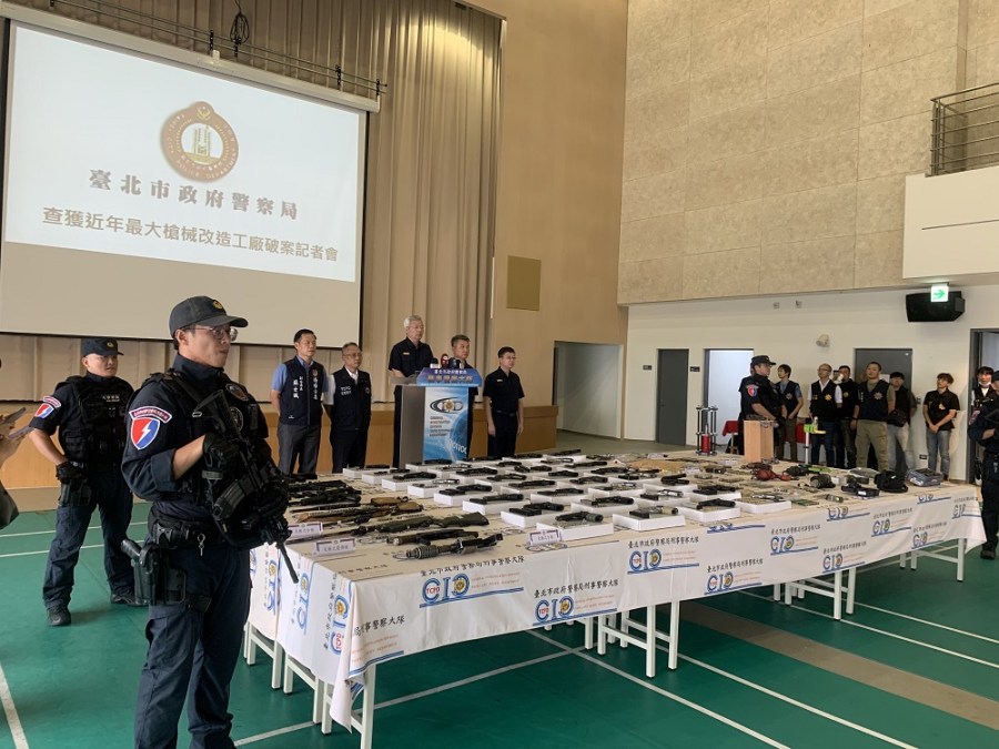 隨身帶上膛槍 警破改造工廠查獲長短槍械45支 216 cnews204231007a02