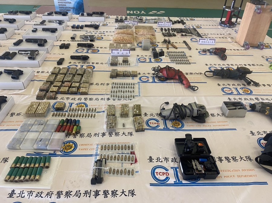 隨身帶上膛槍 警破改造工廠查獲長短槍械45支 218 cnews204231007a03