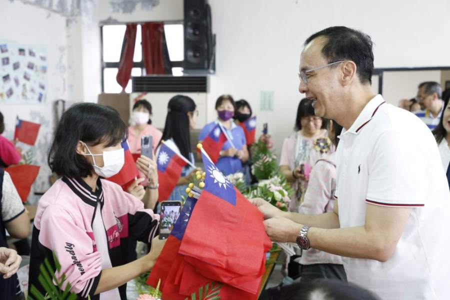 提前為中華民國慶生 朱立倫偕徐欣瑩送千面國旗 232 朱立倫走訪新竹縣