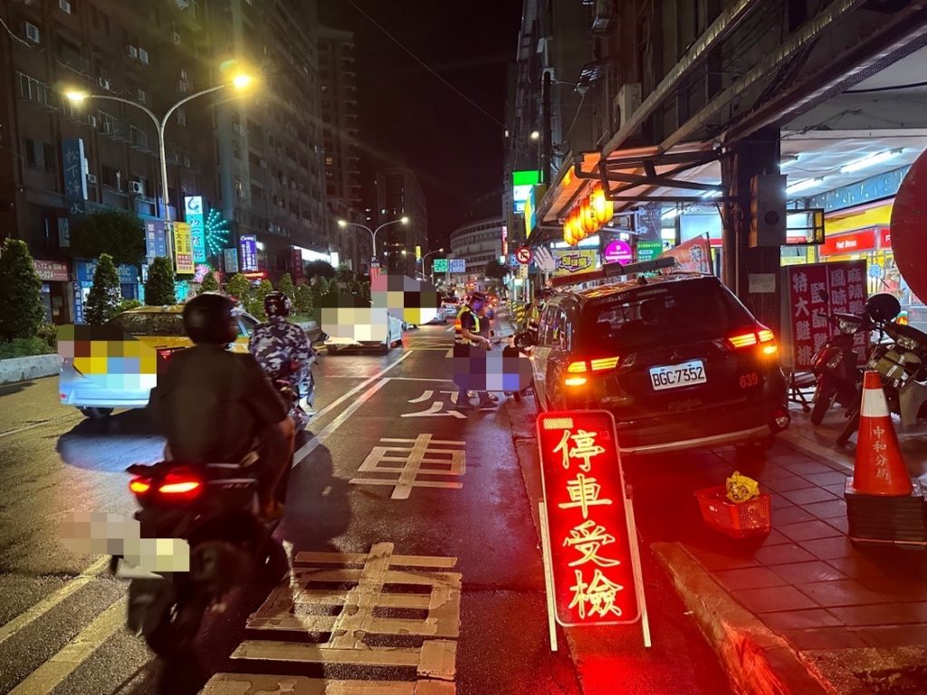 中和警會同環保局稽查人員深夜聯合執行攔停稽查專案勤務。（記者 張艷君翻攝）
