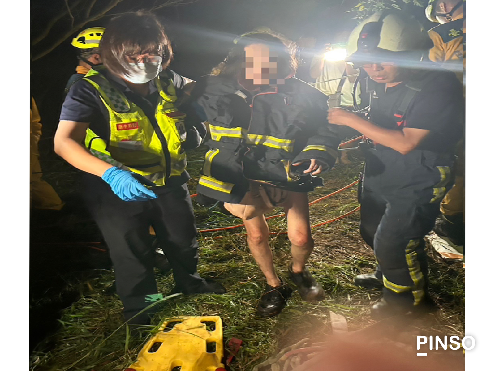 追分所警方透過通話方式引導女子發出聲響，以協助搜救人員聆聽聲音辨別她的位置，在凌晨3時左右成功將女子救出。（圖/記者江雁武翻攝）