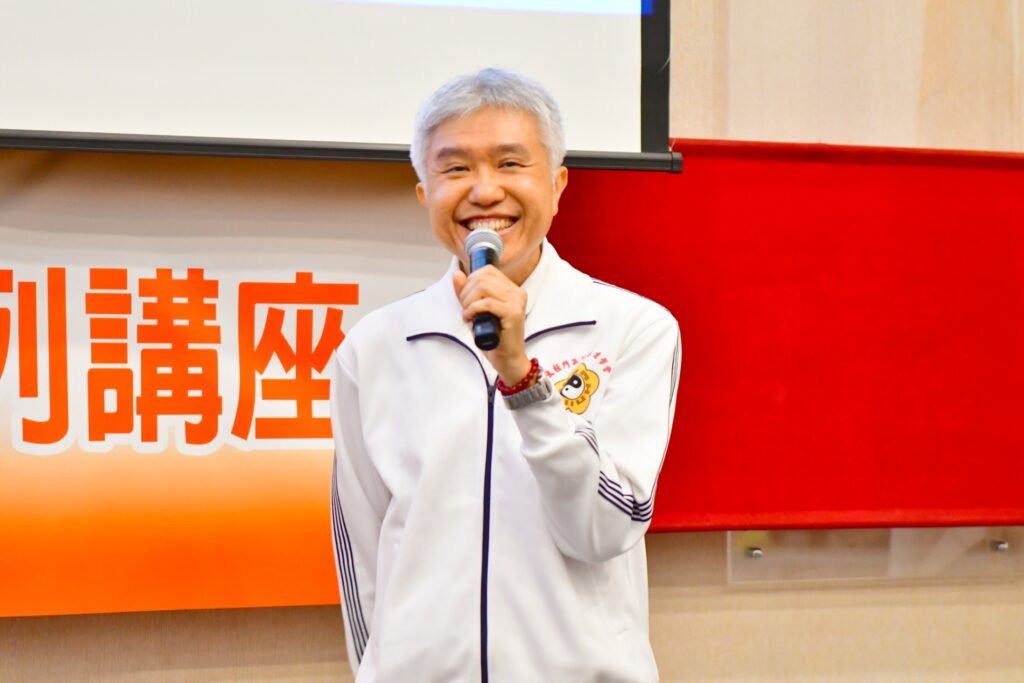 ▲前科技公司經理徐朝賢因眼疾復發,影響工作,忍痛辭職,夫妻兩人互換角色,樂當家庭主夫。(記者李欣翻攝)