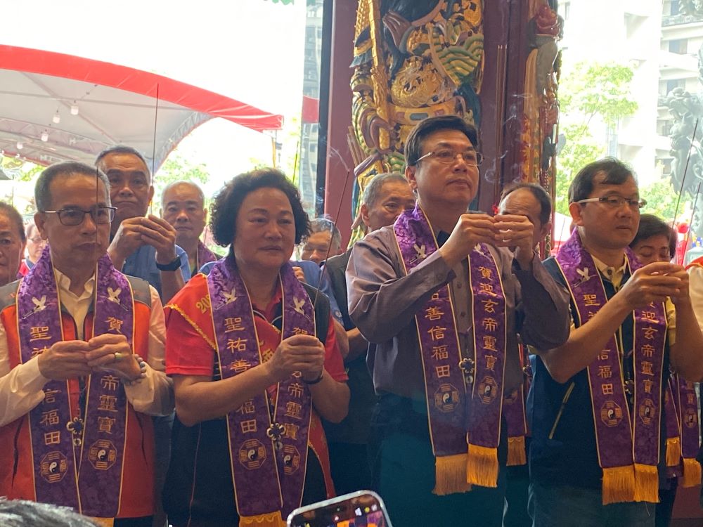 《圖說》2023顯應祖師文化祭今日在五股賀聖宮登場,新北市代理市長劉和然〈右二〉、民政局長林耀長〈右一〉前往參拜祈福。〈民政局提供〉