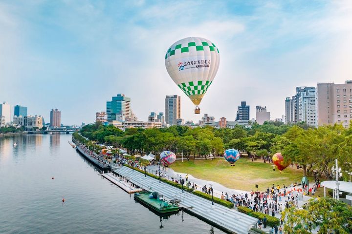 期間限定的高雄愛河美景,讓人流連忘返。 圖:高雄市政府觀光局/提供