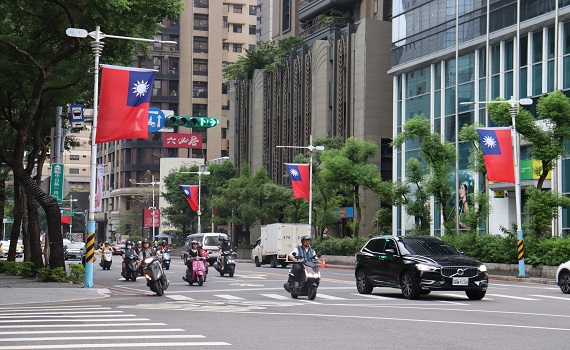 新北國慶升旗估逾2萬民眾參加 滿滿國旗元素慶祝國家生日