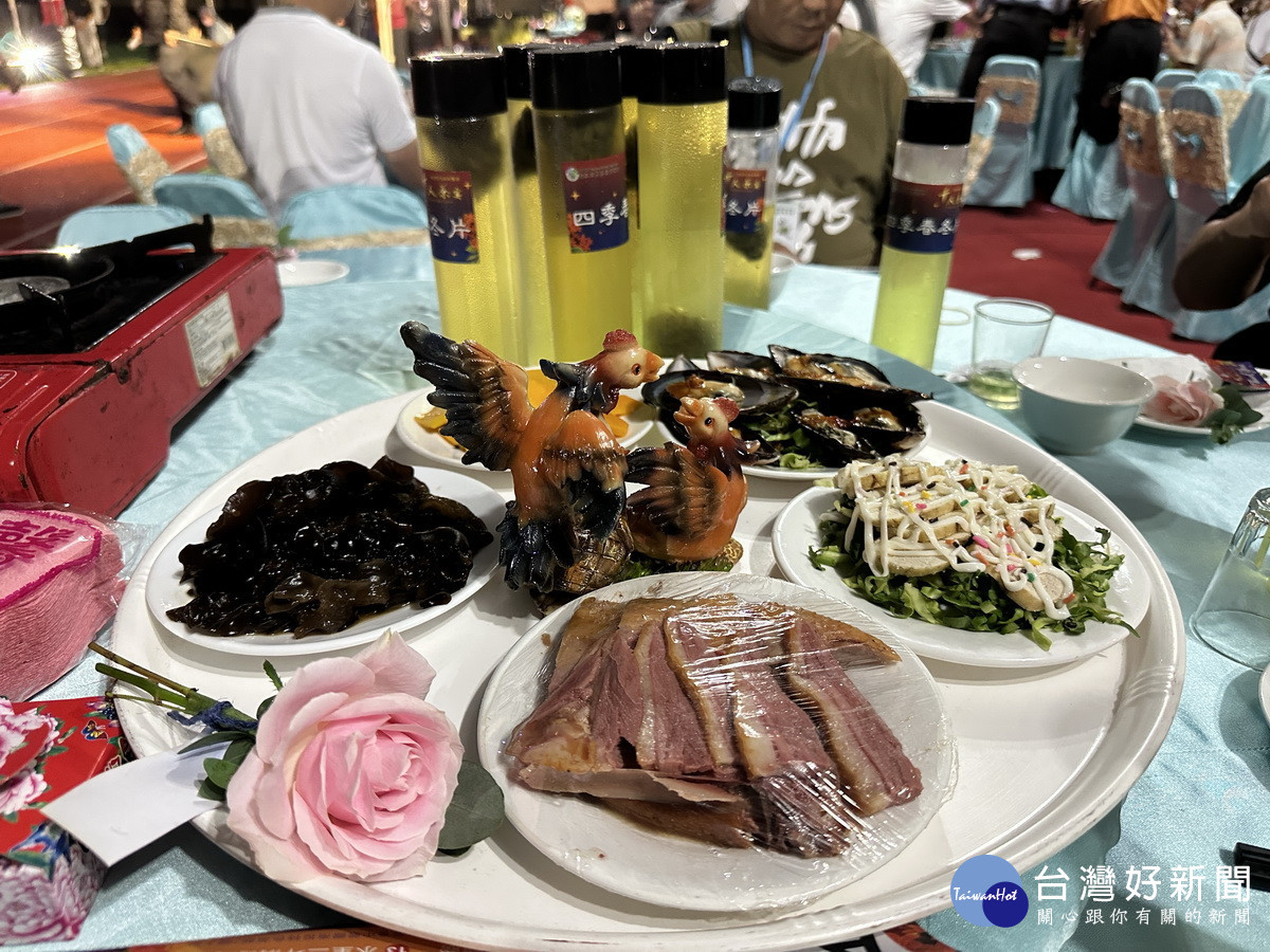 茶宴中精美的佳餚能吃出茶的香味。(記者扶小萍攝)