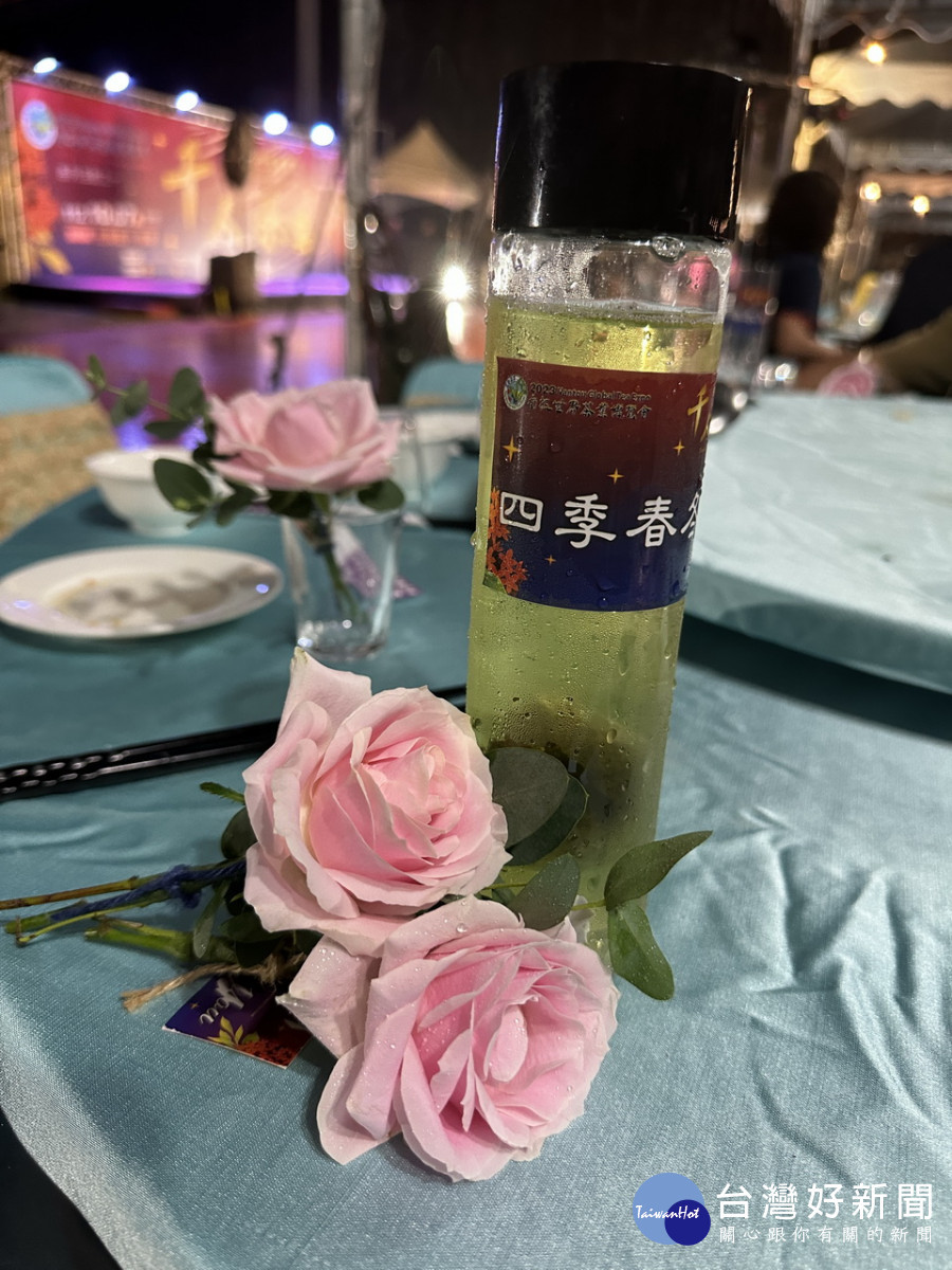 茶宴中端出四季春冬片茶與台灣紅茶茶飲。(記者扶小萍攝)