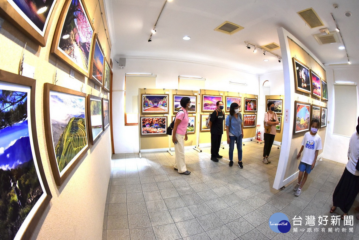紹興與南投攝影家聯展進行交流。(縣府提供)