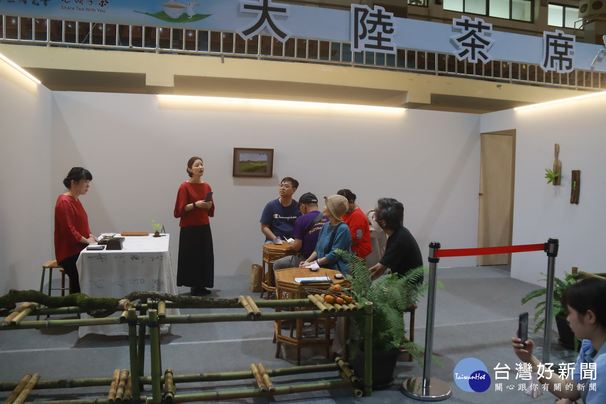 大陸茶席館也吸引民眾來品茶。(記者扶小萍攝)