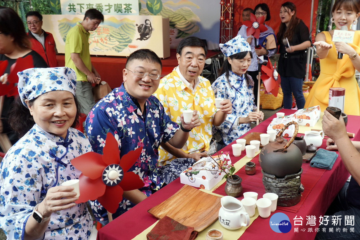 「茶來。茶趣。茶山行」活動中,市府農業局長陳冠義和大家一起品茗話家常。