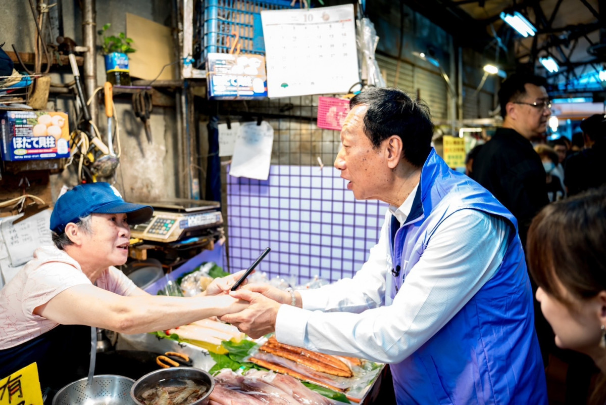 郭台銘走訪湖光市場,並與業者熱情互動。(圖/郭辦提供)