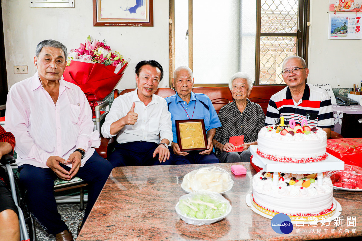 嘉義縣百歲人瑞共有142位(滿百61人、逾百81人)，縣長翁章梁今（8）日親自訪視並致贈重陽禮金9000元及金飾／林詩涵翻攝