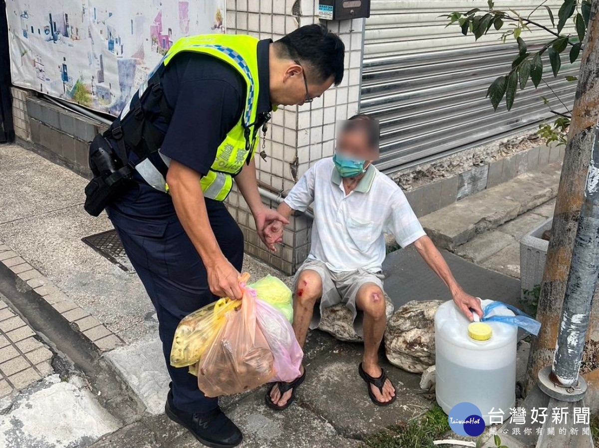 老翁自摔跌坐路旁，暖心警平安送返家。