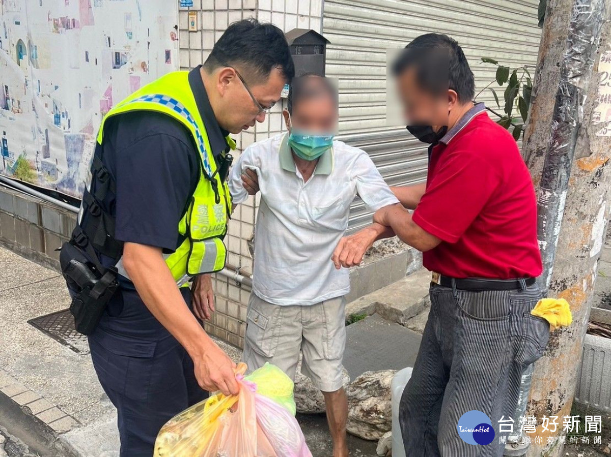 老翁自摔跌坐路旁,暖心警平安送返家。