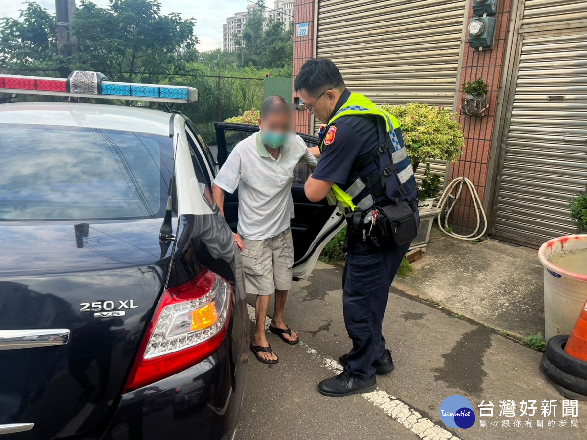 老翁自摔跌坐路旁,暖心警平安送返家。