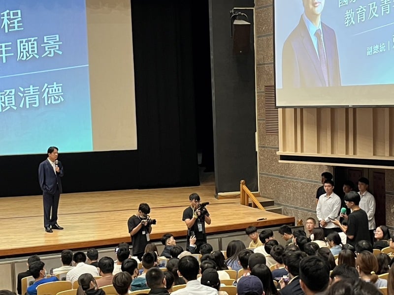 民進黨總統參選人賴清德(台上者)3日受邀至中山大學演講,一位女學生提問如何解決民進黨貪污一事,事後遭肉搜,圖中提問學生非當事人。中央社