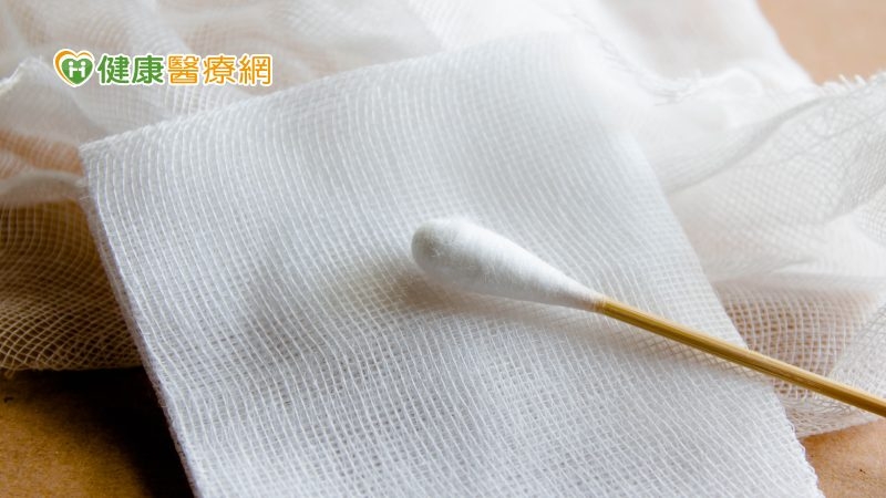壓瘡傷口10 X 10cm、發黑傷口如何照顧? 慢性傷口照護常見QA醫師解答!