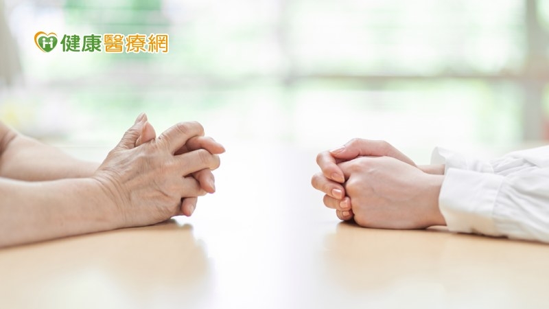 長輩一直說「我老了沒用」 子女該怎麼回應?諮商心理師解答
