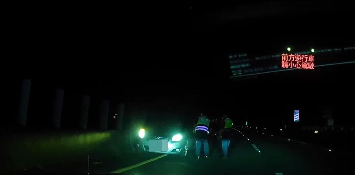 國道警察攔下在國道逆向行駛的自小客車。民眾提供 | 社會 社會 記者爆料網