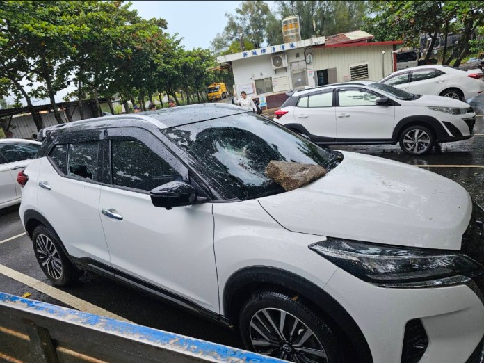 (砸車片)莽男與前妻爭吵! 竟隨機搬石頭砸前妻車洩憤 75 02FB7DBE 557B 47B5 826C 4684C10E70FB | 社會 社會 記者爆料網