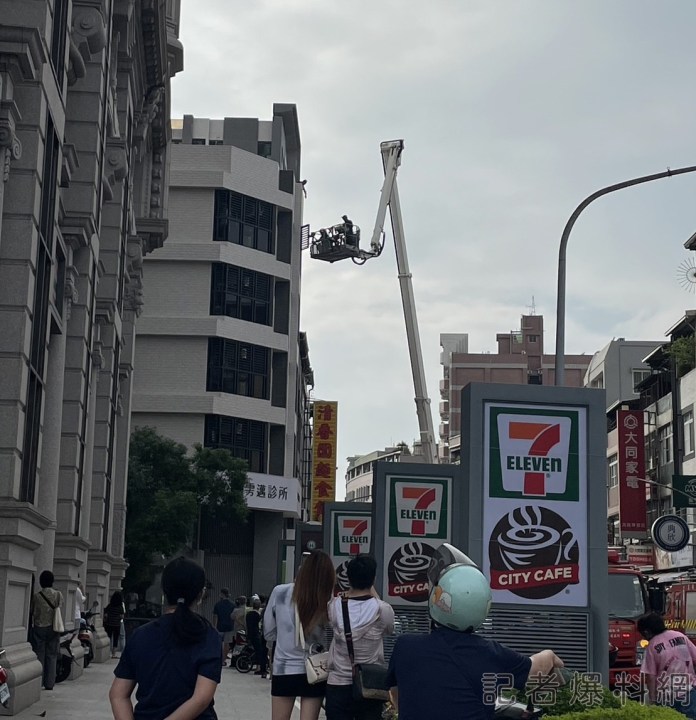 他陽台站很久路人驚嚇 男搭雲梯車獲救 竟是遭妻反鎖陽台 79 8F2A41C0 116F 444A BC78 76581250C06E | 社會 社會 記者爆料網