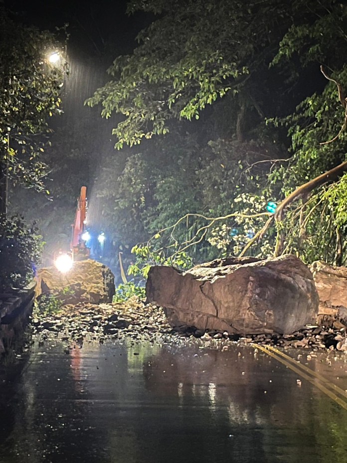 石碇山區道路坍方 警方到場交管通報搶修 77 | 社會 社會 記者爆料網