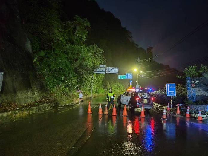 石碇山區道路坍方 警方到場交管通報搶修 76 | 社會 社會 記者爆料網