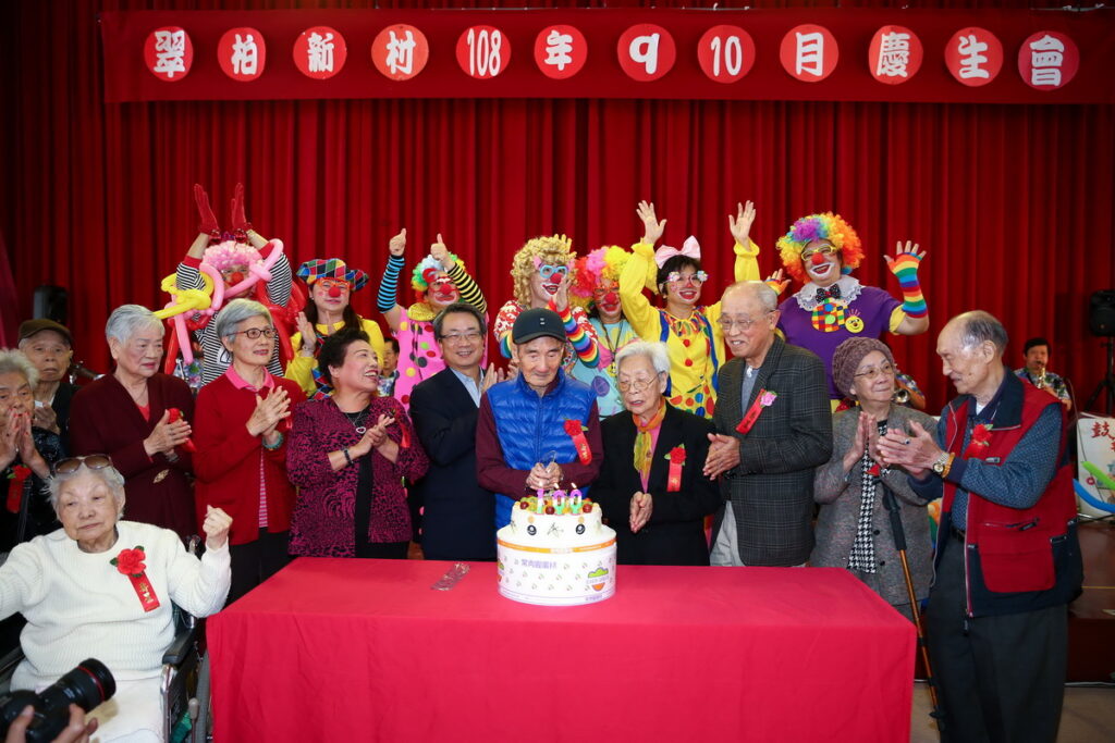 ▲東森集團副總裁廖尚文(圖中)曾兩度前往翠柏新村親自獻唱陪伴爺奶慶生,令長輩難忘又期待。(資料照片)
