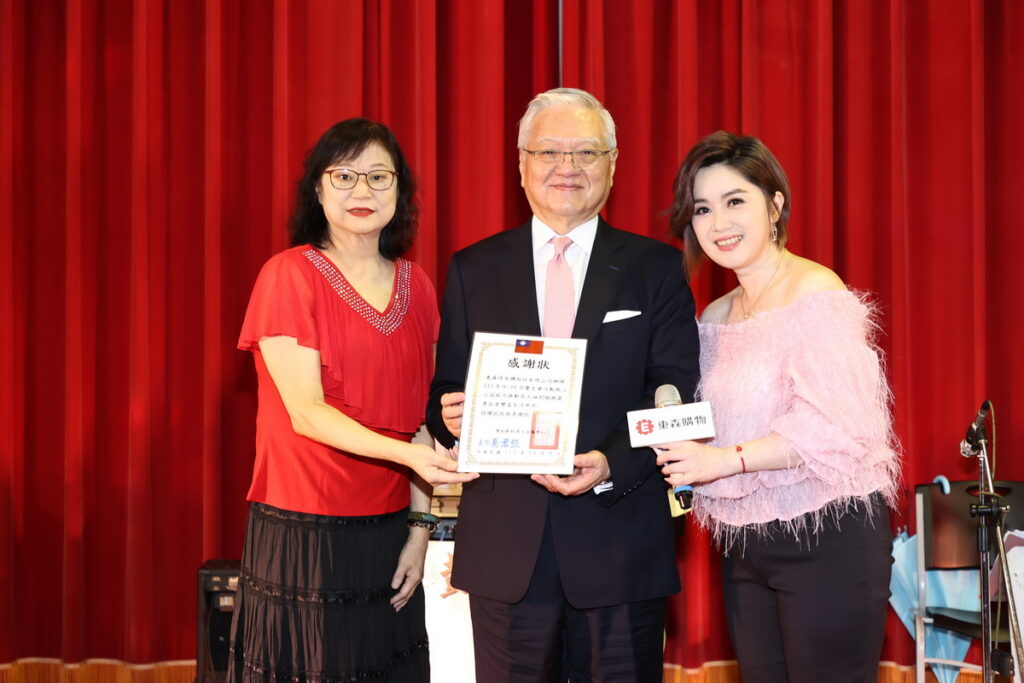 ▲中華文化福利事業基金會董事長張正中(圖中)感謝東森長期關懷翠柏新村長輩並頒發感謝狀,由東森慈善基金會副執行長關杰玲(左)及東森購物專家玉雙(右)代表受贈。