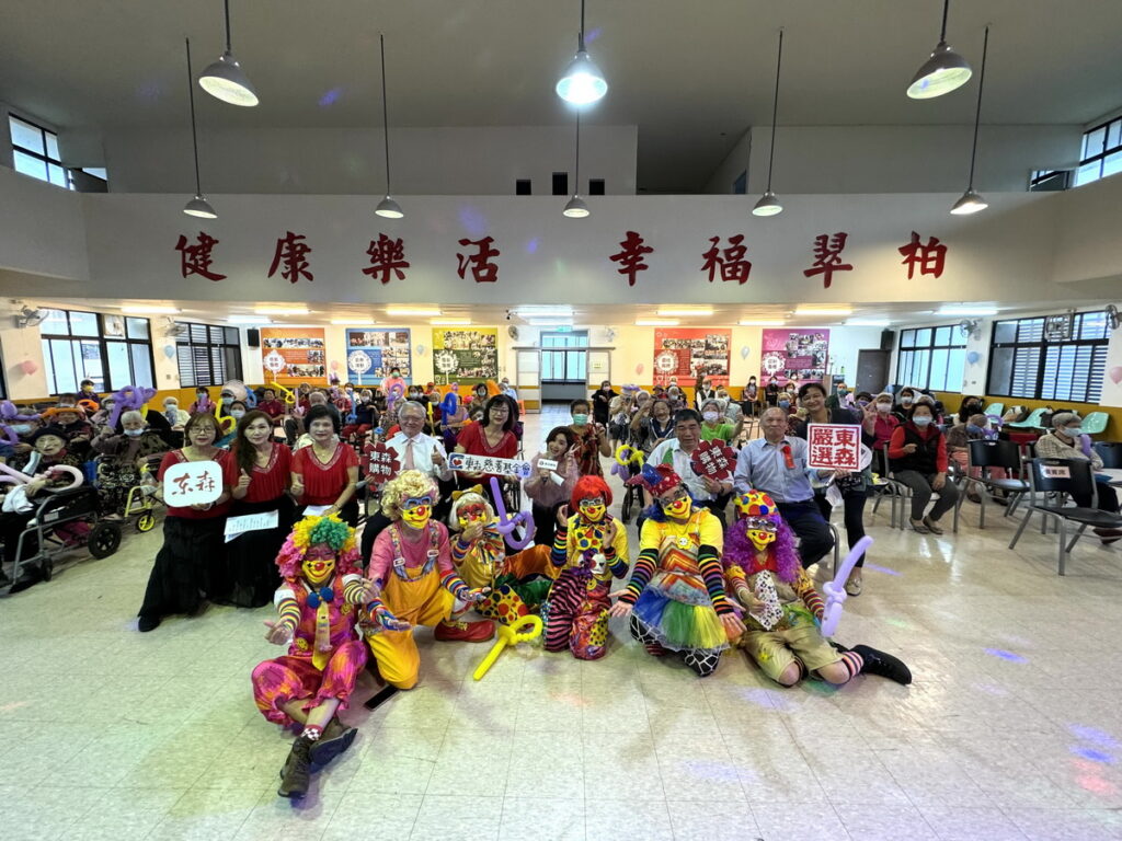 ▲東森集團4日前往汐止翠柏新村老人安養中心關懷銀髮族,現場活動氣氛熱絡,連社工都忍不住大呼:好久沒看到長輩這麼有活力!