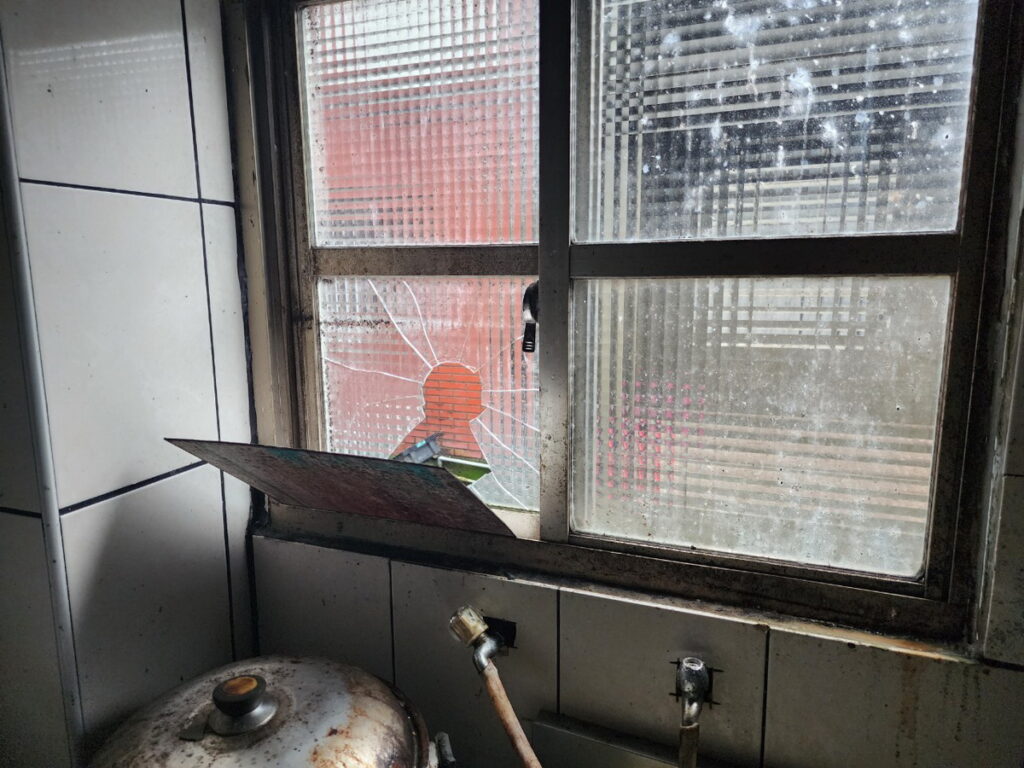 芥菜種會在蘭嶼幫助的認養童家庭，受颱風影響窗戶破裂、屋頂漏水。（芥菜種會提供）