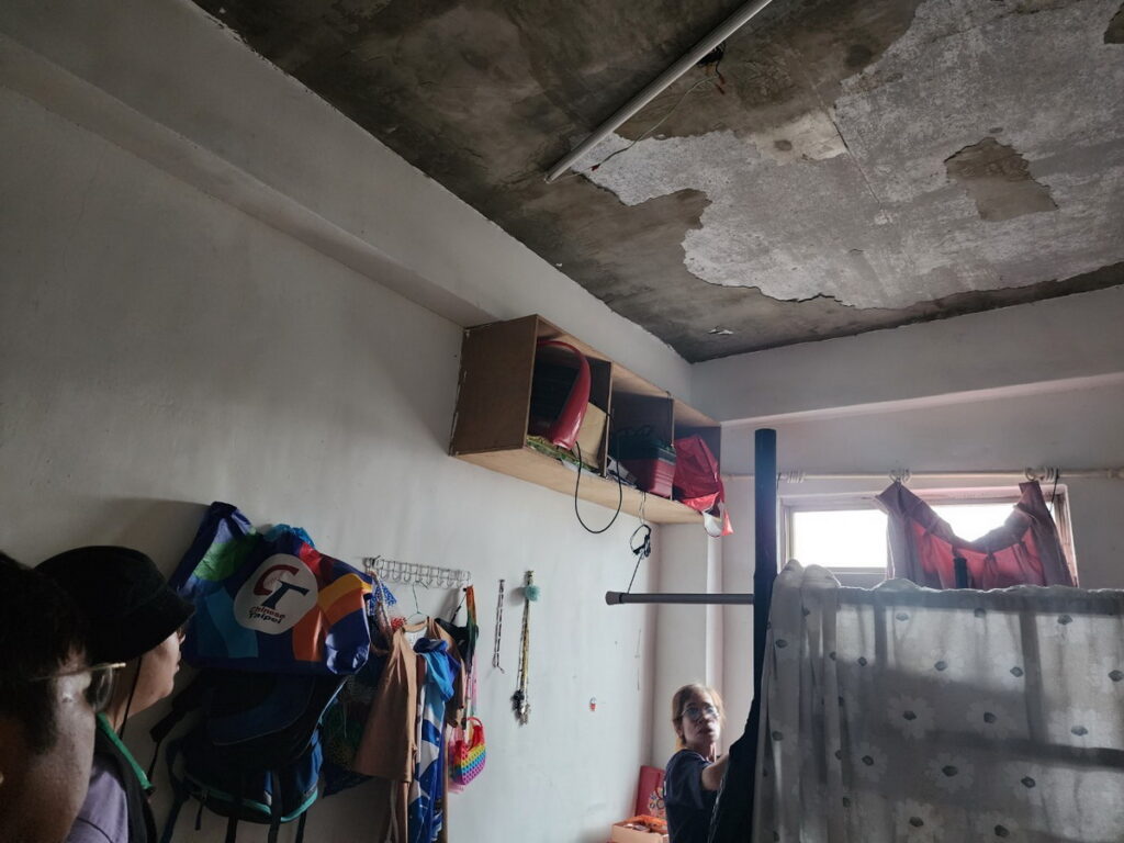 芥菜種會在蘭嶼幫助的認養童家庭，受颱風影響窗戶破裂、屋頂漏水。（芥菜種會提供）