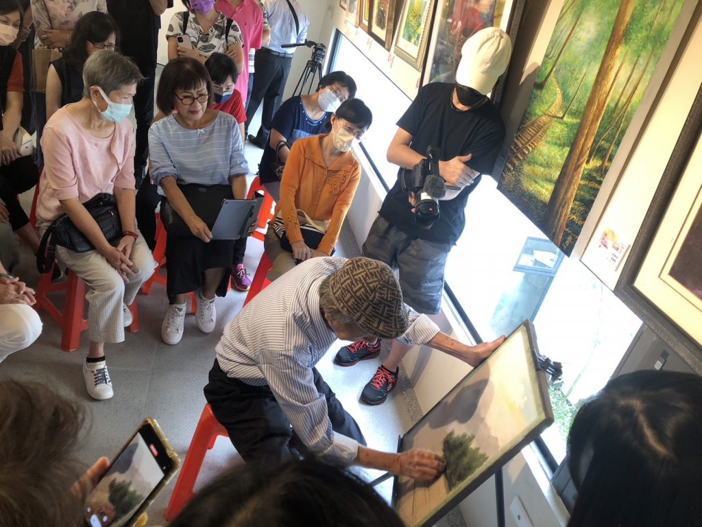 林興以粉彩創作展現銀髮藝勢力,開創樂齡美學新生活。(圖/竹美館提供)