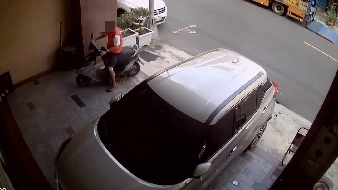 異想天開！機車故障竟偷別人車警速查獲原來還穿著同一件背心