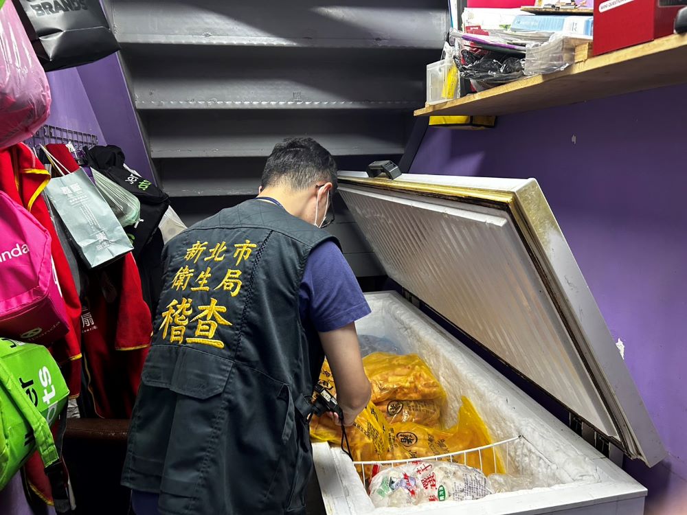 《圖說》衛生局將持續定期與不定期執行稽查,呼籲食品業者不得不實標示或廣告,違規者依法處辦。〈衛生局提供〉
