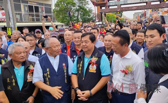 白沙屯媽祖至新港奉天宮世紀會香 信眾虔誠接駕擠滿廟前道路