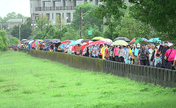 宜蘭愛運動 冒雨健行傘花朵朵開