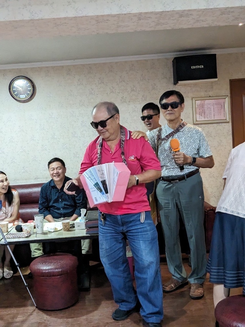 漾新聞|港都社大展創意 面紙盒回收紙製成手風琴 紙板做成吉他高唱「乎乾啦!」